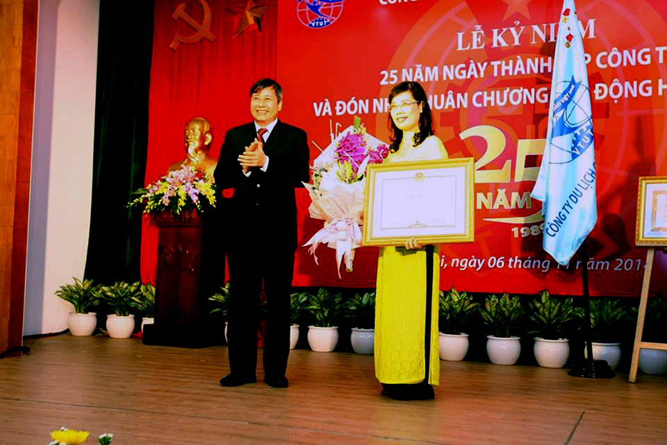 Phó Chủ tịch thường trực Tổng Liên đoàn lao động Việt Nam Trần Thanh Hải trao Bằng khen của Thủ tướng Chính phủ cho bà Trần Thị Mai Hương